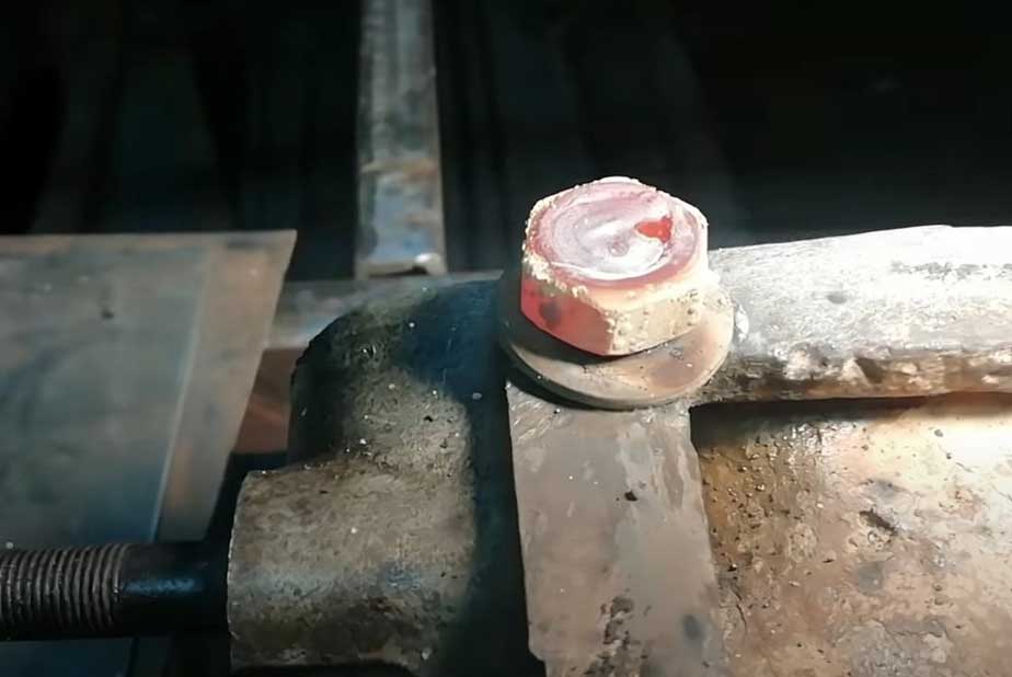 Привариваем гайку.jpg Привариваем гайку.jpg